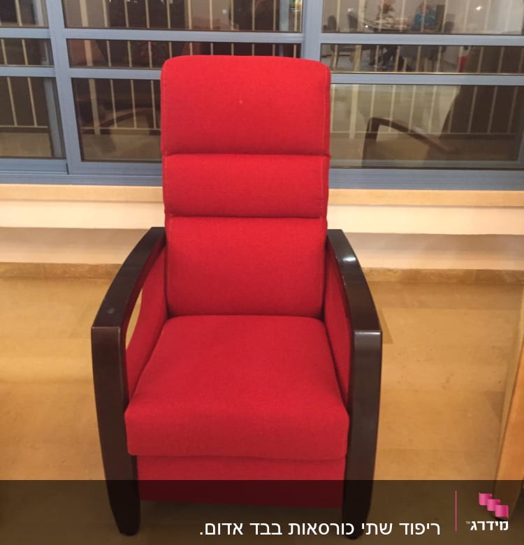 כורסה אדומה עם ריפוד מרופד